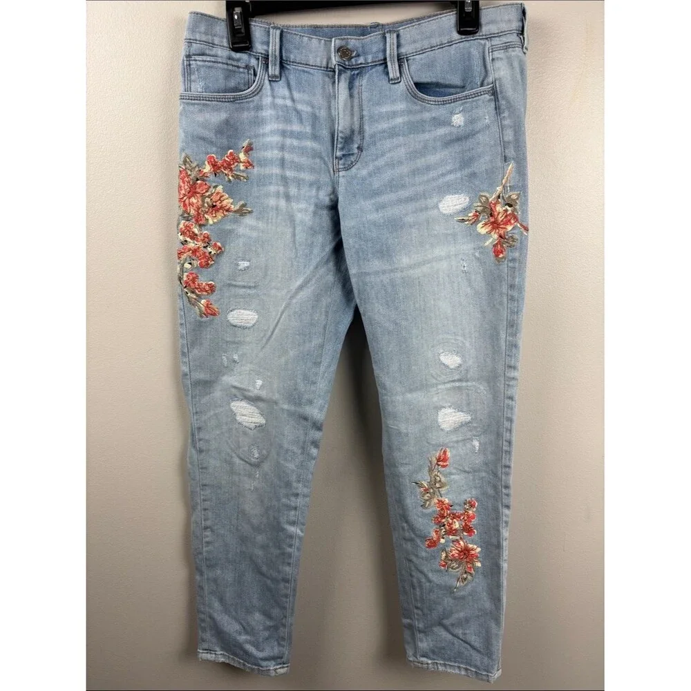 White House Black Market Light Blue Embroidered Floral distressed Jeans